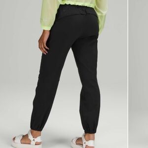 Lululemon Essential Affinity Mid-Rise Jogger Black EUC
